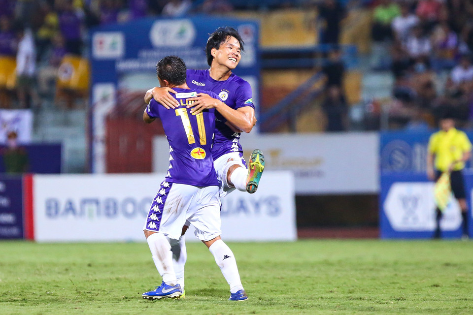 Văn Dũng ăn mừng cùng đàn anh Thành Lương (số 11) sau khi ghi bàn thắng mở tỷ số. (Ảnh: Nguyên An/Vietnam+)