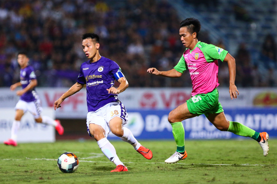 Trong khi đó, tân Quả bóng vàng 2019 cũng chơi không quá nổi bật. Nhiều lần Hùng Dũng bị huấn luyện viên Chu Đình Nghiêm nhắc nhở về việc di chuyển cũng như triển khai bóng cho đồng đội. (Ảnh: Nguyên An/Vietnam+)