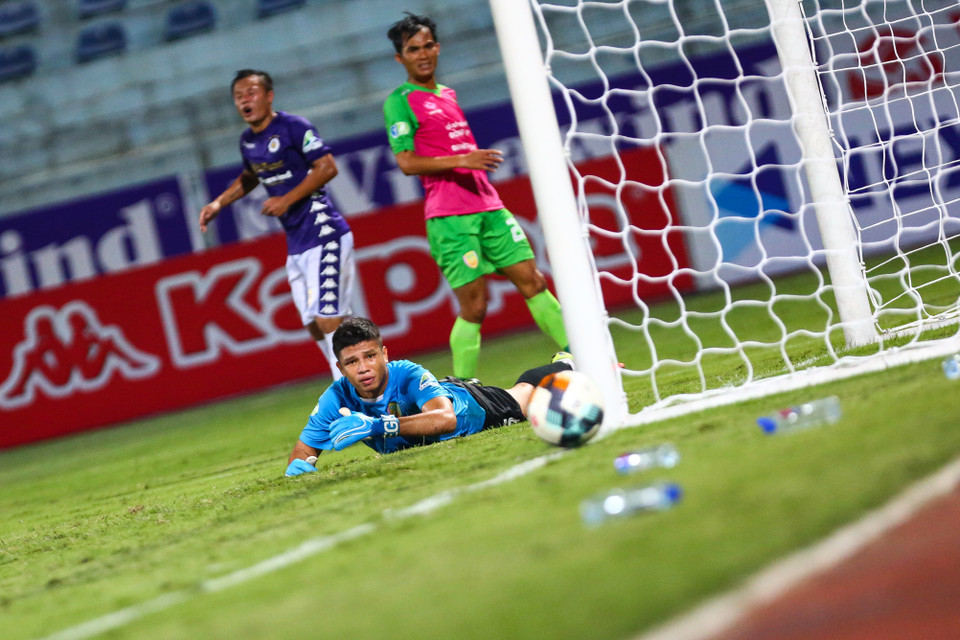 Hà Nội FC thi đấu chủ động và áp đảo hoàn toàn đối thủ chỉ tới từ hạng đấu thấp hơn. Thế nhưng, trong ngày chưa tận dụng tốt cơ hội, Hà Nội FC không dễ dàng có thêm bàn thắng. (Ảnh: Nguyên An/Vietnam+)