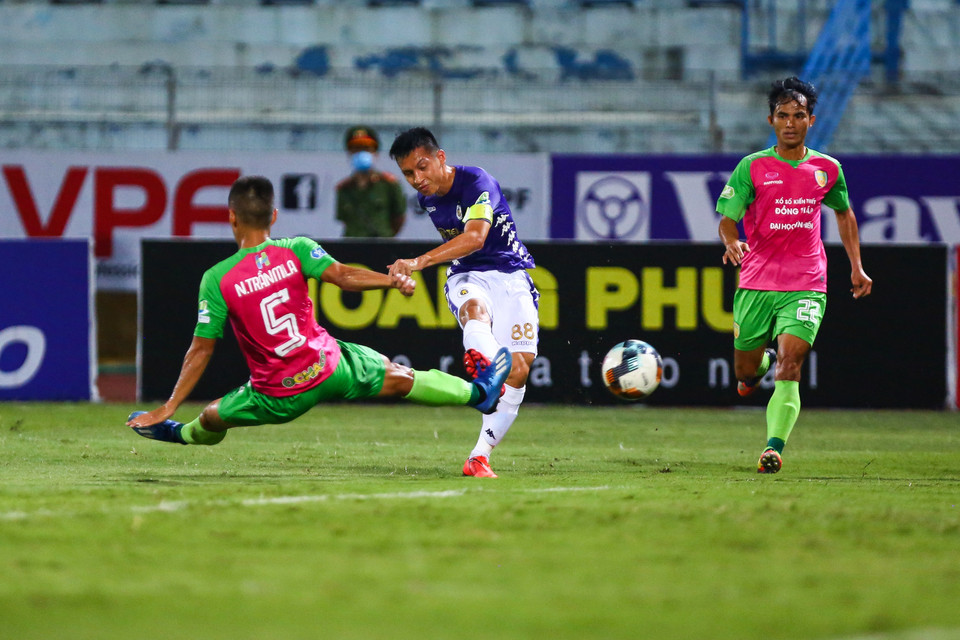 Điều này giúp đội bóng Thủ đô chơi lấn lướt và chủ động tấn công hơn đối thủ. Hùng Dũng và Quang Hải chơi tốt, đều đã có cơ hội nguy hiểm. (Ảnh: Nguyên An/Vietnam+)