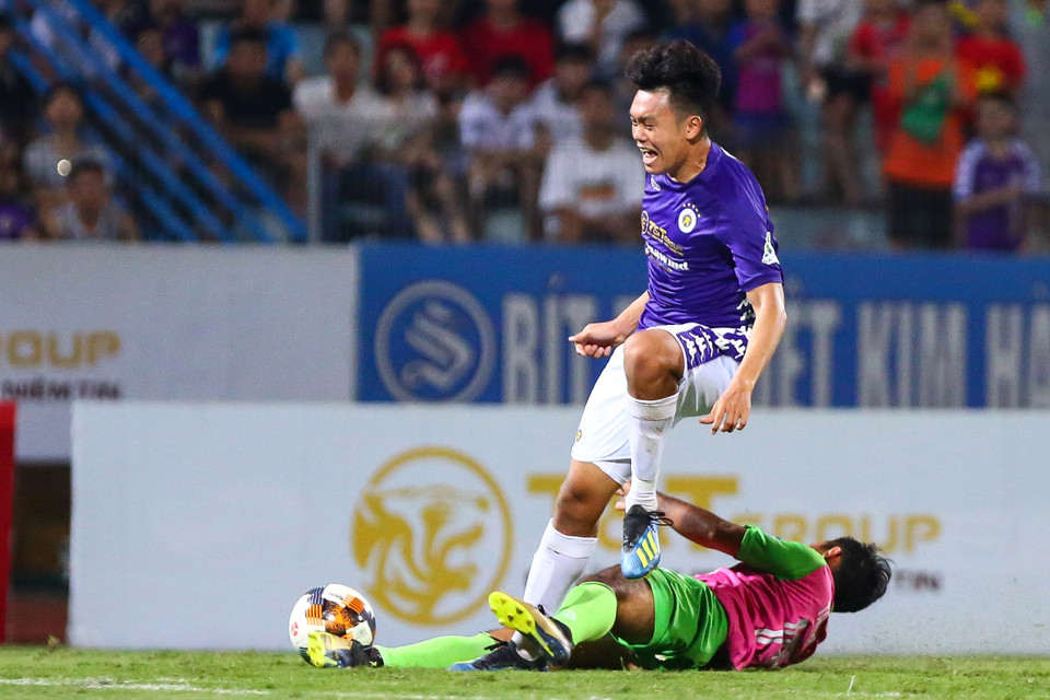 Trong ngày trở lại thi đấu sau thời gian dài nghỉ vì dịch COVID-19, Hà Nội FC có được chiến thắng cần thiết dù chưa thật sự làm thỏa mãn người hâm mộ với đội hình nhiều "ngôi sao". (Ảnh: Nguyên An/Vietnam+)