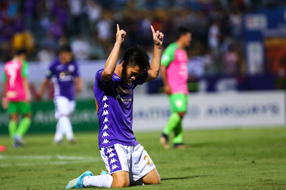 Thành Chung và Tuấn Anh là hai người đã lập công, ấn định chiến thắng 3-0 cho Hà Nội FC ở lần lượt phút 90 (+1) và 90 (+3). (Ảnh: Nguyên An/Vietnam+)