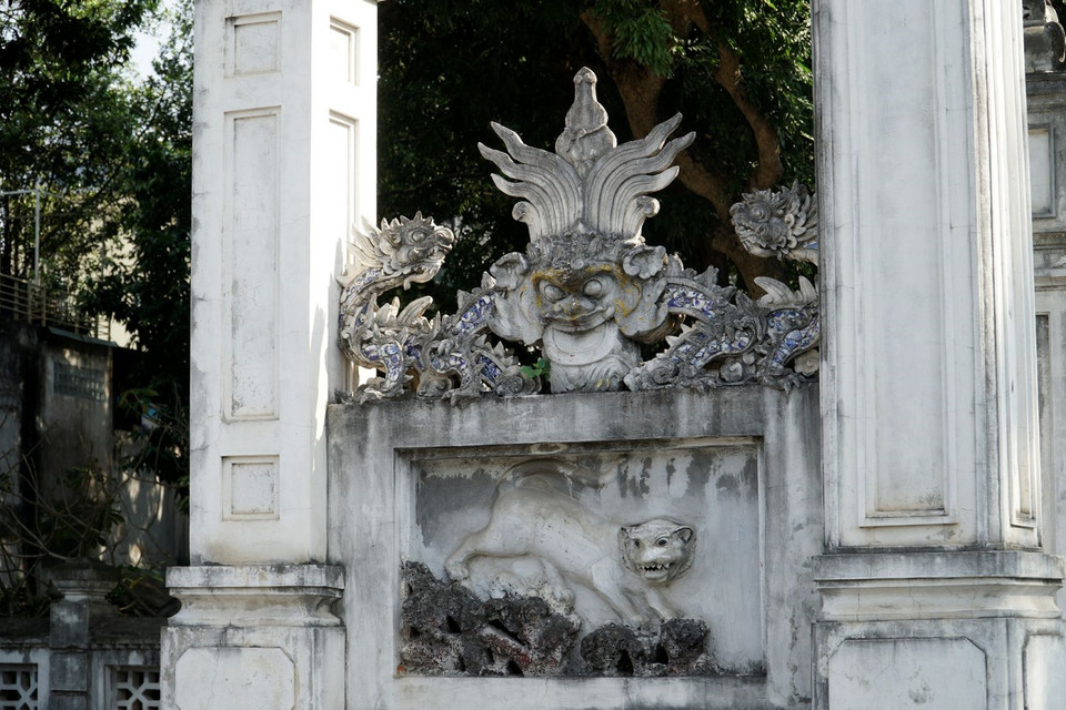 Ban đầu đền vốn nằm bên trong tường thành. Sang thời Trần, đền đã được tu sửa nhiều lần. Năm 1474 khi mở rộng hoàng thành, vua Lê Thánh Tông đã cho di chuyển đền ra một nơi có địa thế phong thủy gọi là “Quy Xà” (rùa, rắn) tại bờ nam hồ Tây, thuộc phường Thuỵ Chương, huyện Quảng Đức, phủ Phụng Thiên, thành Thăng Long. (Ảnh: Vietnam+)