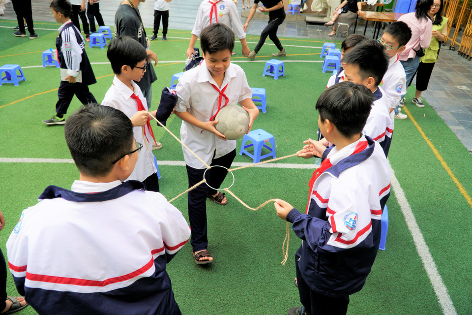 Trong sự kiện, các em học sinh sẽ được hòa mình vào những trò chơi đồng đội gắn kết như: ‘Đi tìm đồng đội’, ‘3 người 2 chân’, ‘Di chuyển bóng,’… (Ảnh: Minh Hiếu/Vietnam+)