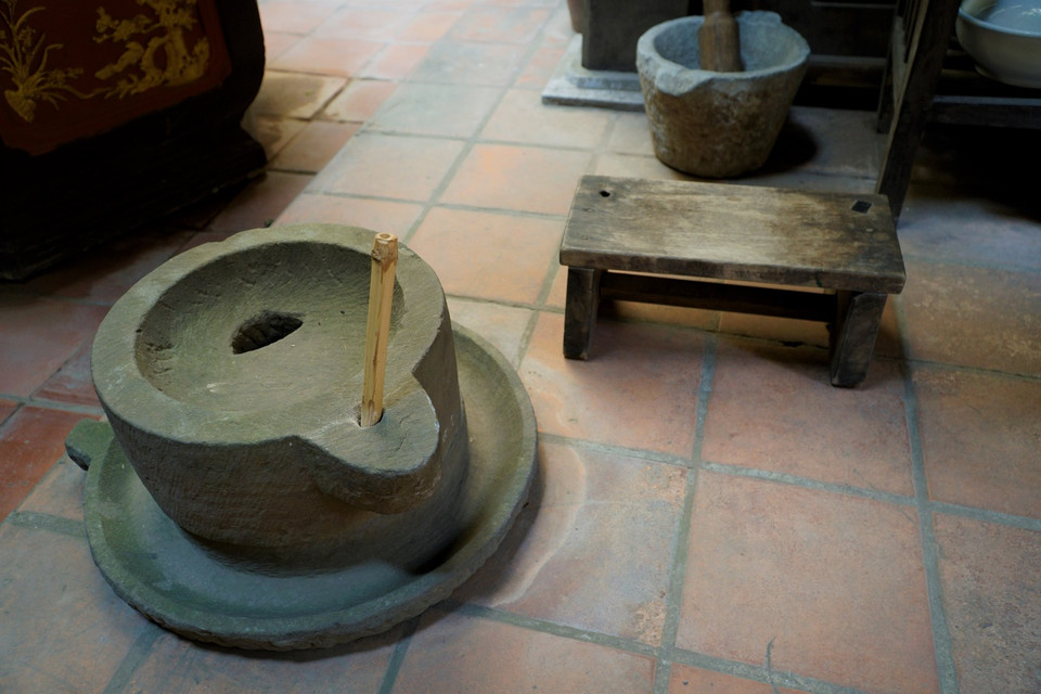 Cối xay đá cổ. (Ảnh: Minh Hiếu/Vietnam+)