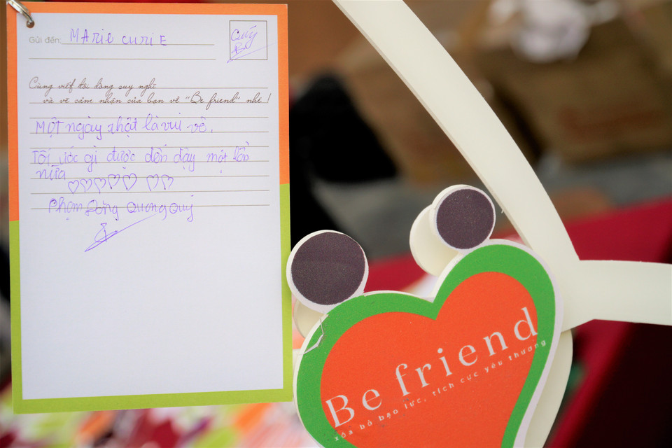 Chia sẻ cảm xúc của một bạn học sinh trường Marie Curie khi tham gia chương trình. (Ảnh: Minh Hiếu/Vietnam+)