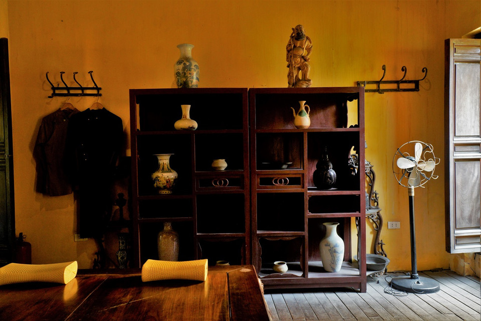 Trong cùng là gian ngủ được bày biện thoáng đãng. (Ảnh: Minh Hiếu/Vietnam+)