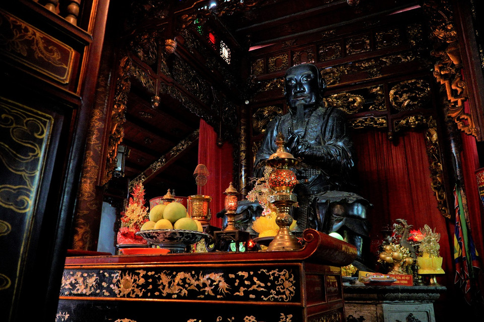 Tại hậu cung gian chính là pho tượng Huyền Thiên Trấn Vũ được đúc vào năm Đinh Tỵ (năm 1677). Đây là pho tượng đồng được đúc liền khối, với kích thước và trong lượng lớn, cao 3,96m và nặng 4.000kg tiêu biểu trong số các sản phẩm đúc đồng thể khối lớn hiện còn trong lịch sử dân tộc. (Ảnh:Vietnam+)