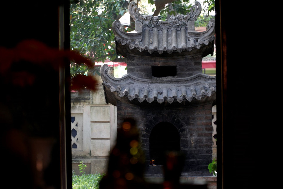 Nơi đốt vàng mã tại đền. (Ảnh: Vietnam+)