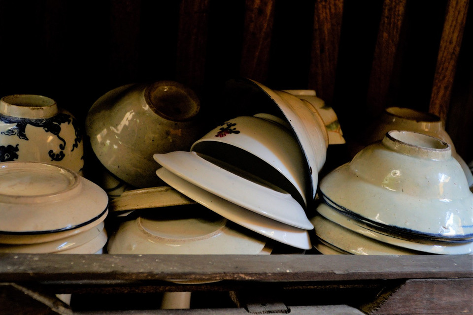 Bát, đĩa bằng gốm sứ cổ. (Ảnh: Minh Hiếu/Vietnam+)