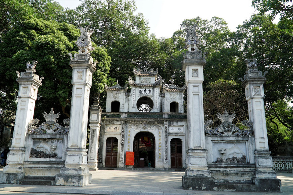 Đền Quán Thánh tức đền Trấn Vũ, tên chữ Chân Vũ Quán, có từ đầu Thế kỷ 11. Đền nằm ngay phía giao nhau giữa đường Thanh Niên và đường Phan Đình Phùng. (Ảnh: Vietnam+)