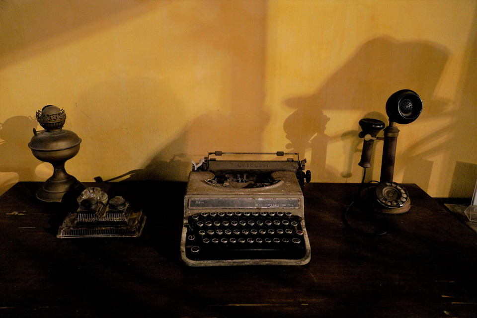 Mọi kết cấu về kiến trúc, vật liệu xây dựng bằng gỗ cho đến những đồ vật sinh hoạt đều được giữ nguyên trạng. (Ảnh: Minh Hiếu/Vietnam+)