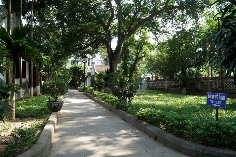 Khuôn viên ngôi đền được trồng nhiều cây xanh tạo không khí thoáng mát, thư thái. (Ảnh:Vietnam+)