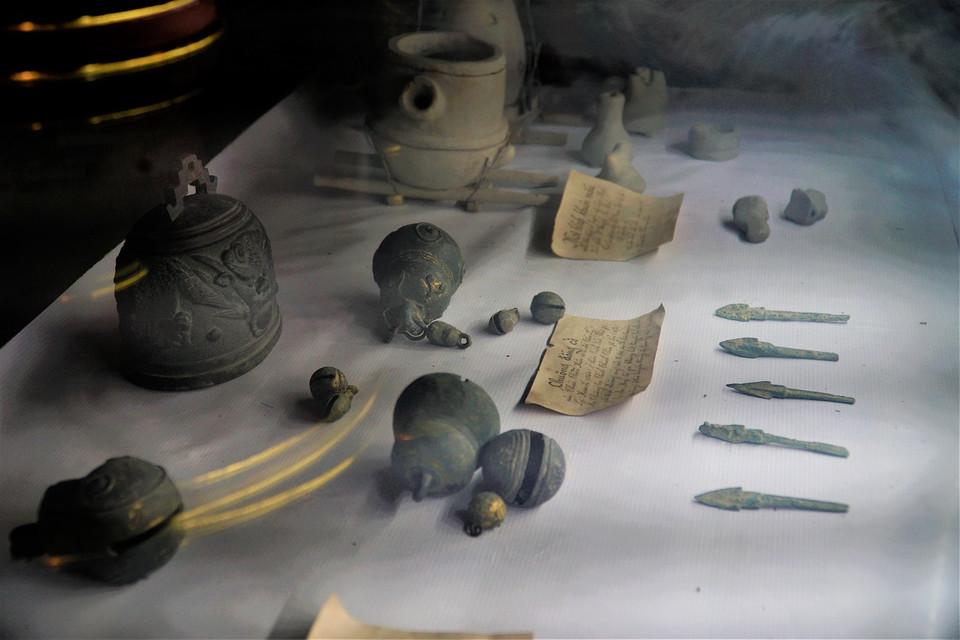 Các sản phẩm chuông cổ cũng được trưng bày tại ngôi đền. (Ảnh: Vietnam+)