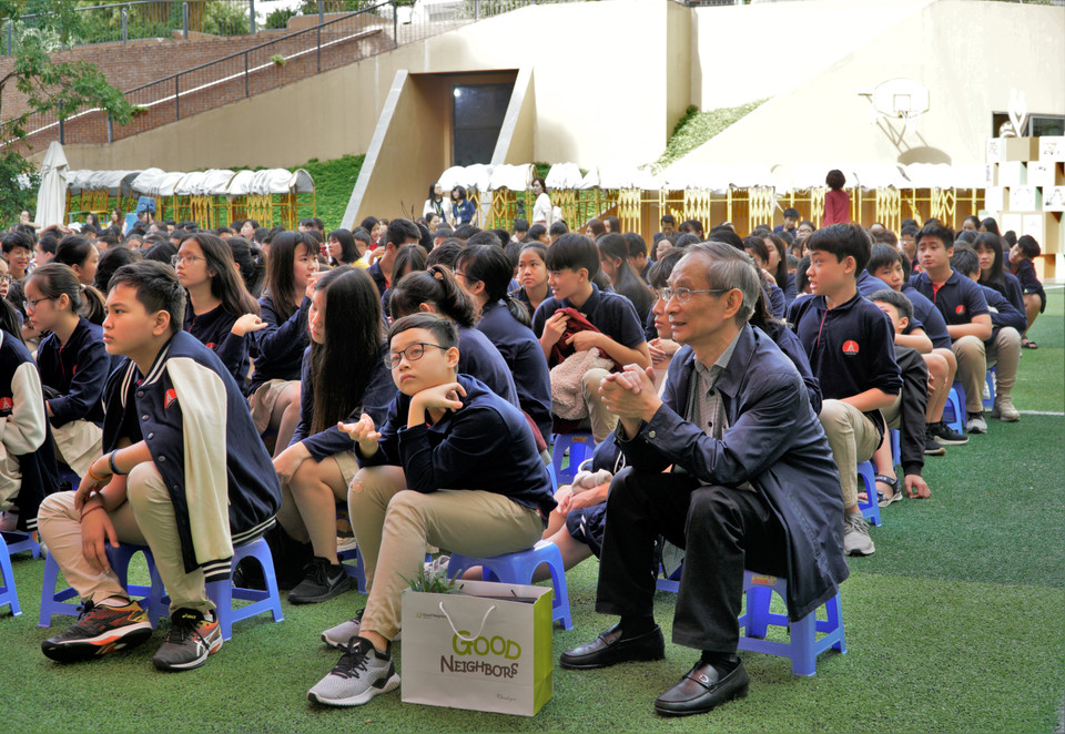 Thầy Nguyễn Xuân Khang, Hiệu trưởng trường Marie Curie tham gia sự kiện cùng các học sinh nhỏ của mình. (Ảnh: Minh Hiếu/Vietnam)