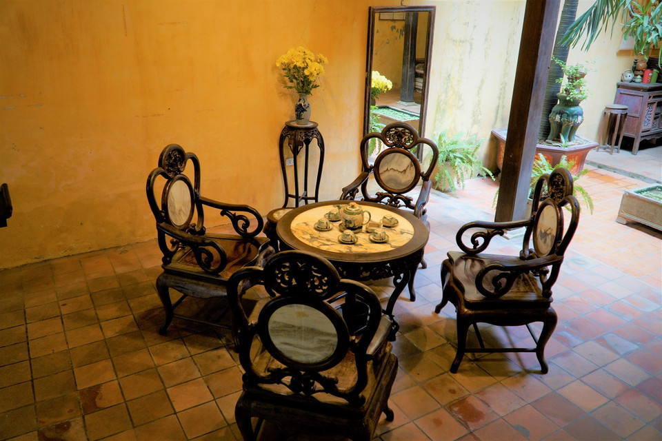 Bộ bàn ghế gỗ dùng để tiếp khách ở gian ngoài cùng. (Ảnh: Minh Hiếu/Vietnam+)