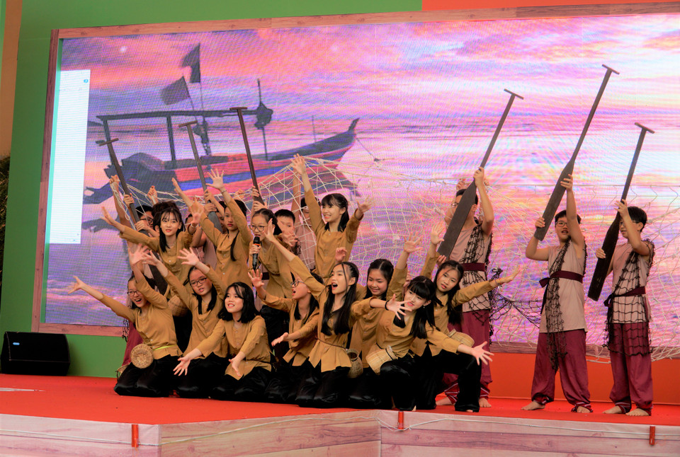 Các em học sinh từ các trường với những tiết mục múa đặc sắc thú vị. (Ảnh: Minh Hiếu/Vietnam+)