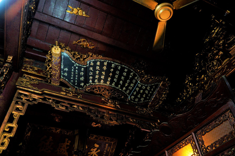 Ngoài nghệ thuật đúc đồng, Đền Quán Thánh còn nổi tiếng với vẻ đẹp của nghệ thuật chạm khắc gỗ. (Ảnh:Vietnam+)