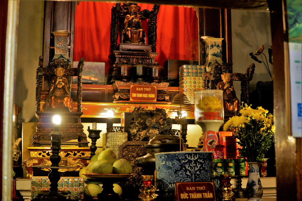 Hai gian bên của hậu cung là nơi thờ những vị nam thần phổ biến trong các đền Mẫu như Ngọc Hoàng và Ngũ vị Tôn ông.(Ảnh: Vietnam+)