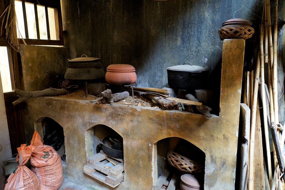 Khu bếp đặc trưng của người Việt thời xưa. (Ảnh: Minh Hiếu/Vietnam+)