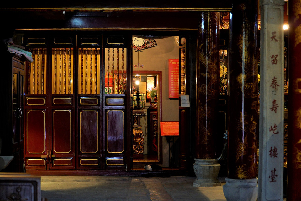 Hai gian bên của hậu cung là nơi thờ những vị nam thần phổ biến trong các đền Mẫu như Ngọc Hoàng và Ngũ vị Tôn ông. (Ảnh: Vietnam+)