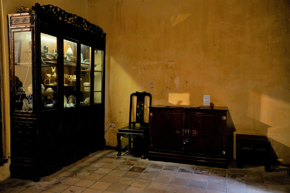 Hiện nơi đây vẫn còn giữ được những đồ vật cổ. Chính điều này làm tăng thêm giá trị văn hóa cho di tích. (Ảnh: Minh Hiếu/Vietnam+)