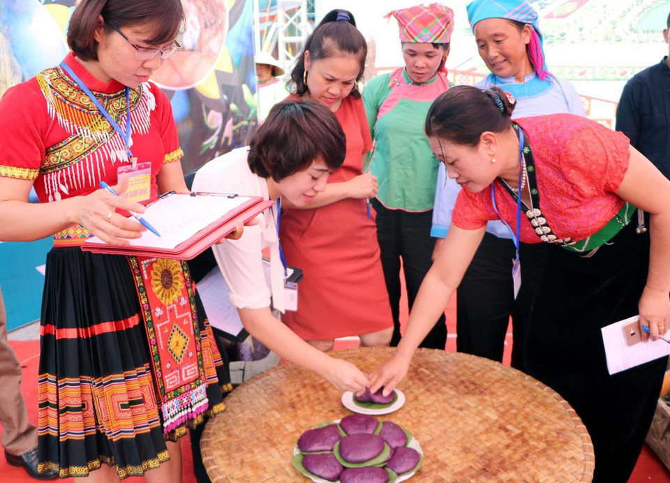 Ban tổ chức chấm điểm để lựa chọn ra đội có bánh dày đẹp và ngon nhất. (Ảnh: Quý Trung/TTXVN)