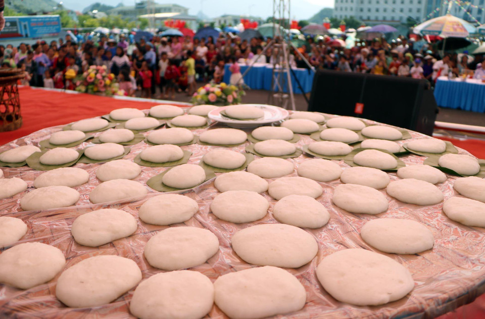 Đông đảo du khách địa phương và du khách thập phương theo dõi các đội thi giã bánh dày. (Ảnh: Quý Trung/TTXVN)
