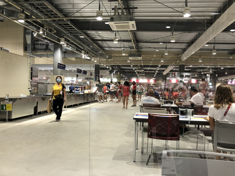 Nhà ăn phục vụ hơn 700 món, hợp với khẩu vị châu Á giúp vận động viên có thể dễ dàng nạp dinh dưỡng thay vì phải sử dụng những đồ ăn sẵn chuẩn bị từ nhà. (Ảnh: Thu Sâm) 