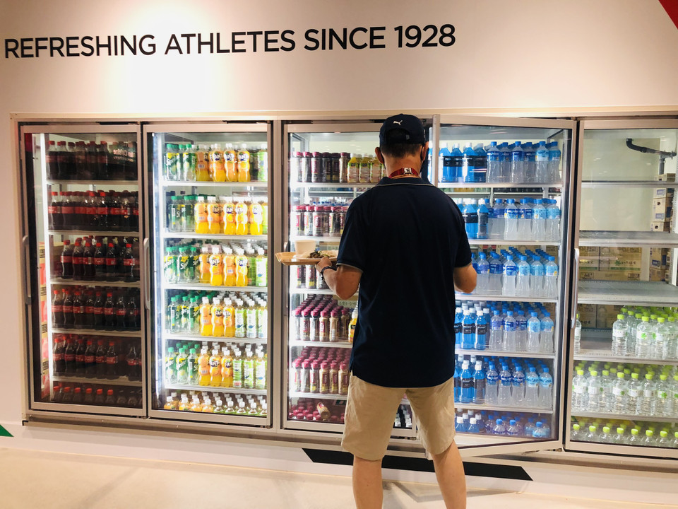 Các thành viên của Đoàn thể thao Việt Nam thường đi ăn theo từng nhóm để hạn chế việc ngồi cạnh, tiếp xúc gần với thành viên nhóm đoàn khác và chỉ tập trung ăn để giảm thời gian phải ở lại lâu tại nhà ăn. Đặc biệt các thành viên luôn phải sử dụng khẩu trang y tế. (Ảnh: Thu Sâm)