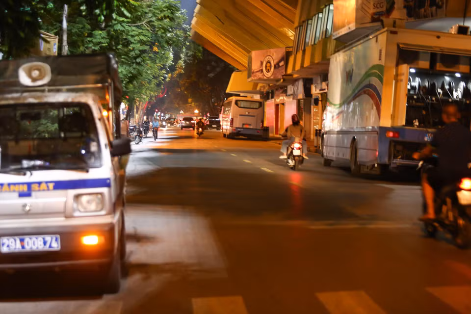 30 phút trước giờ thi đấu, phía bên ngoài sân Hàng Đẫy vắng lặng, khác hẳn không khí nhộn nhịp những ngày có Hà Nội FC thi đấu như trước. (Ảnh: Nguyên An)