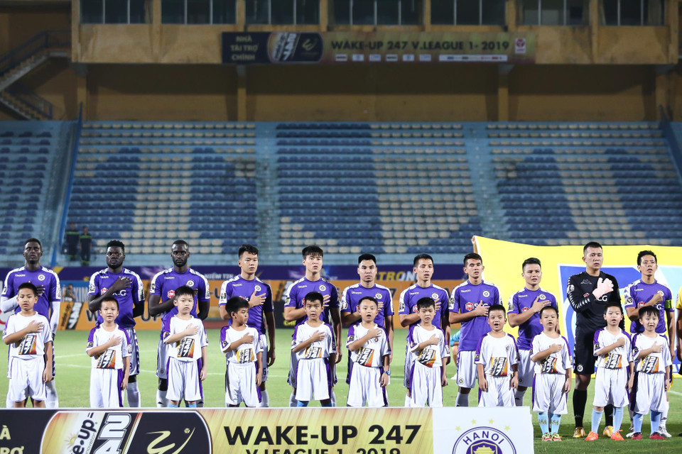 Câu lạc bộ Hà Nội phải thi đấu trên sân nhà không khán giả ở trận đấu với Viettel tối 15/9 bởi án phạt từ Ban kỷ luật VFF sau sự cố pháo sáng ở trận đấu với Nam Định hôm 11/9. (Ảnh: Nguyên An)