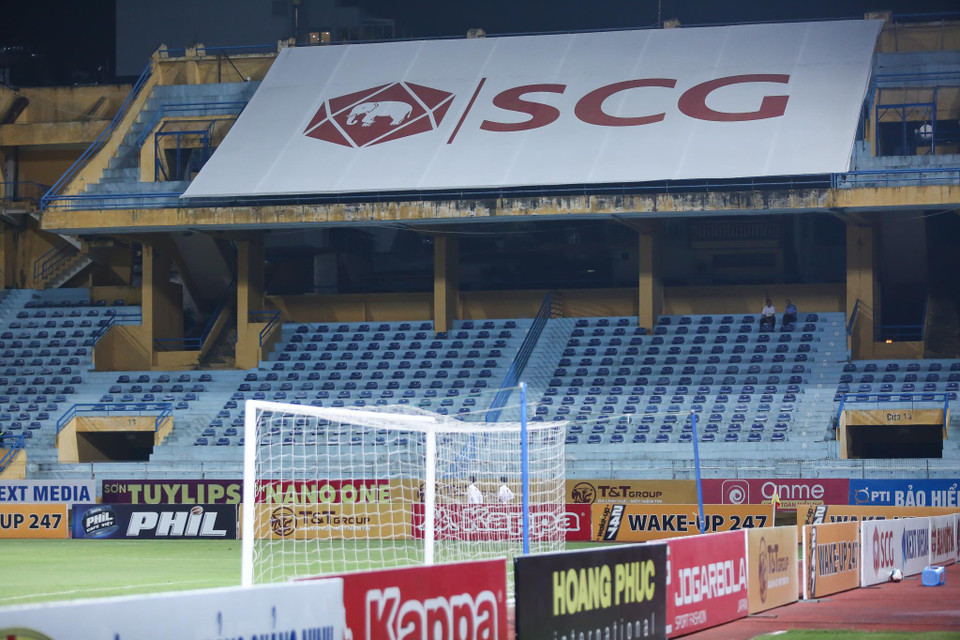 Khu vực thường dành cho các cổ động viên đội khách có khán giả. Đây là nơi một quả pháo sáng được bắn thẳng về phía khán đài A đối diện khiến một nữ khán giả bị thương nặng ở trận đấu hôm 11/9 giữa Hà Nội FC với Nam Định vừa qua. (Ảnh: Nguyên An)
