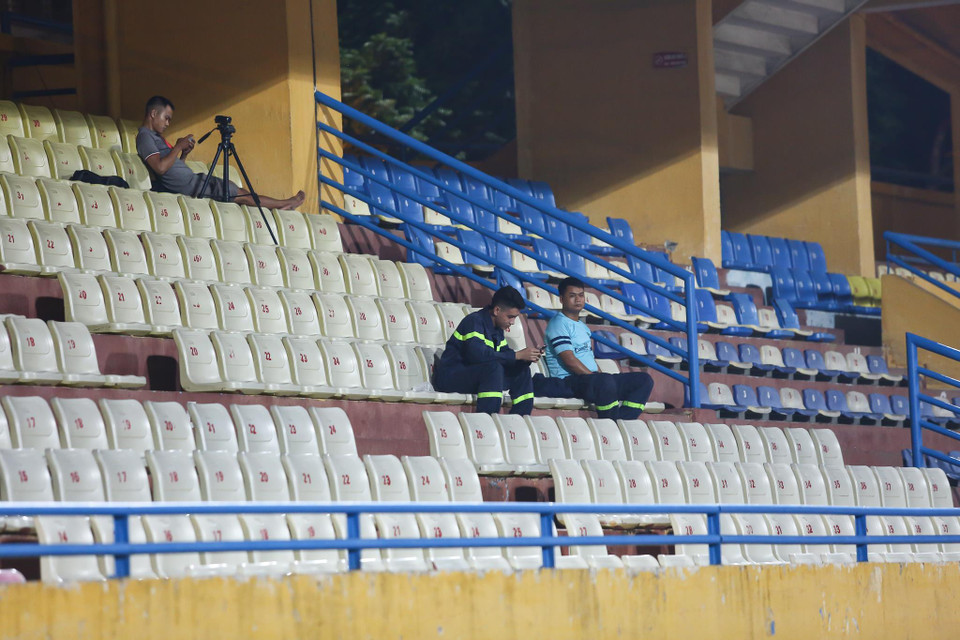 Sân Hàng Đẫy cũng là sân nhà của câu lạc bộ Viettel mùa này. Nhưng ở trận đấu tối 15/9, đội chủ nhà được tính cho Hà Nội FC nên Viettel cũng phải chịu chung án phạt "treo sân." (Ảnh: Nguyên An)