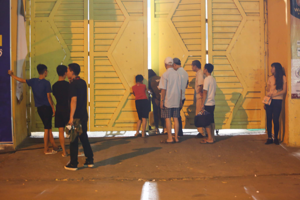 Một số ít cổ động viên không nắm được thông tin Hà Nội FC phải thi đấu trên sân Hàng Đẫy không khán giả nên vẫn tới để theo dõi trận đấu nhưng không được vào. (Ảnh: Nguyên An)