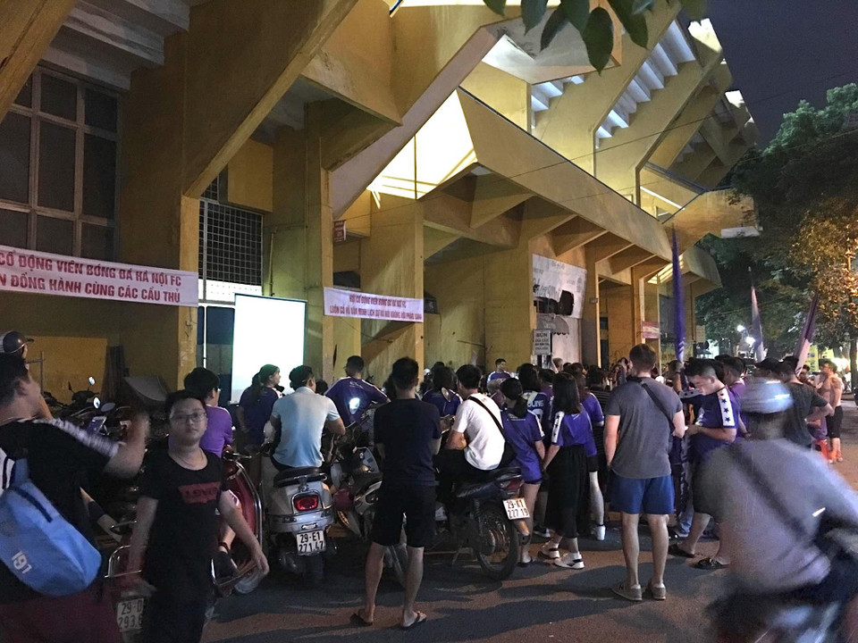 Dẫu vậy, các cổ động viên Hà Nội FC vẫn biết cách cổ vũ riêng. Họ tụ tập bên ngoài cổng vào khán đài B để theo dõi trận đấu qua màn hình và cổ vũ với tiếng trống, tiếng hò reo thật to vọng vào trong sân. 