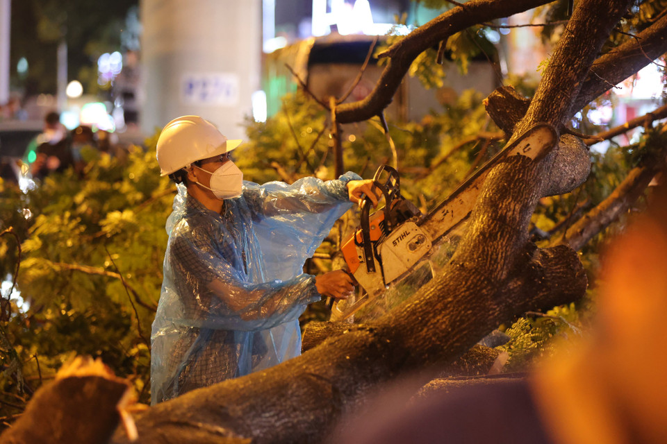 Lực lượng chức năng nỗ lực giải quyết sự cố nhằm giải tỏa, giúp giao thông thuận lợi hơn. (Ảnh: Minh Sơn/Vietnam+)