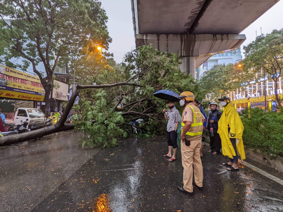 Lực lương chức năng đã nhanh chóng có mặt tại hiện trường để tiến hành xử lí, điều tiết giao thông. (Ảnh: Minh Sơn/Vietnam+) 