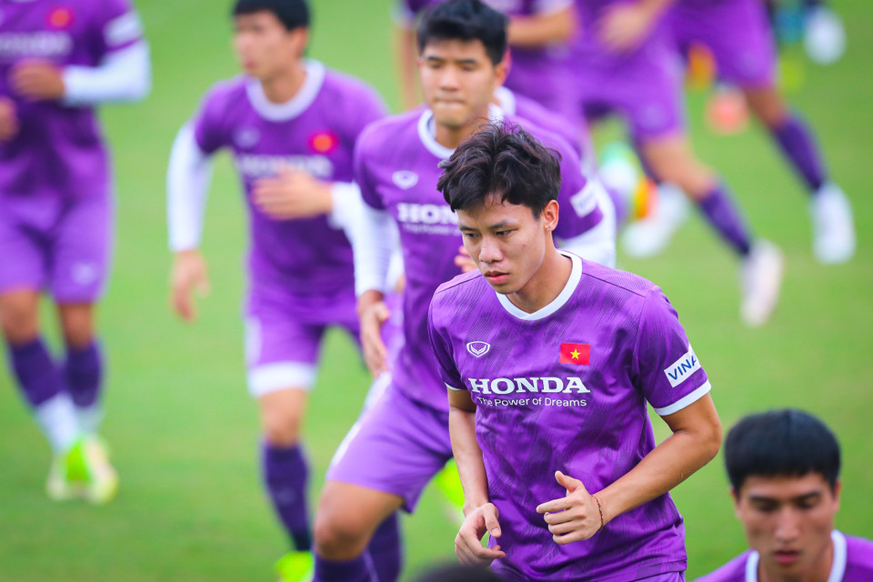 Ở buổi tập này, huấn luyện viên Park Hang-seo bắt đầu cho cầu thủ tập nặng với các bài chiến thuật, qua đó lắp ghép phương án mới cho trận đấu chính thức. (Ảnh: PV/Vietnam+)