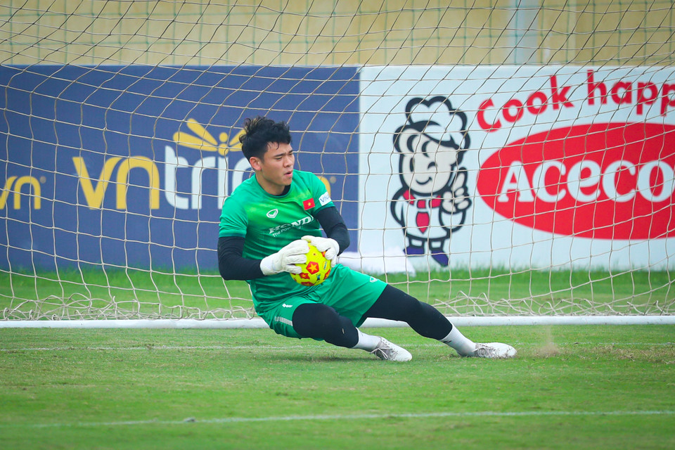 Ở vị trí thủ môn, đội tuyển Việt Nam chỉ còn 3 sự lựa chọn nhưng tạm yên tâm với hai gương mặt tốt nhất là Nguyên Mạnh và Bùi Tấn Trường. (Ảnh: PV/Vietnam+)