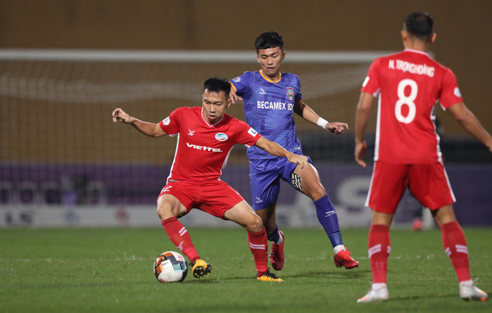 Ngoài chuyên môn, bóng đá luôn đồng hành và gắn kết trách nhiệm với các hoạt động cộng đồng. Toàn bộ số tiền quyên góp được tại trận đấu sẽ được trao đến Ủy ban Mặt trận Tổ quốc Việt Nam để chuyển đến đồng bào miền Trung thân yêu đang gặp nhiều khó khăn. (Ảnh: Giang Hiển/Vietnam+)