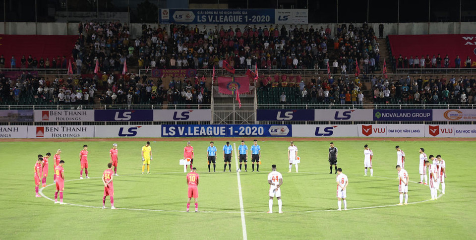 Ở các trận đấu ở vòng 3 giai đoạn hai V-League, các cầu thủ cũng sẽ dành 1 phút mặc niệm để tưởng nhớ những người đã mất do bão lũ tại miền Trung. (Ảnh: VPF)