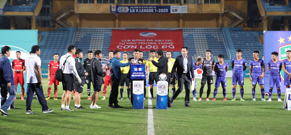 Trước trận đấu Viettel với Bình Dương tối 19/10 trên sân Hàng Đẫy, cầu thủ, ban huấn luyện hai đội bóng cũng như khách mời dự khán tham gia quyên góp, ủng hộ đồng bào miền Trung gặp khó khăn vì bão lũ thời qua. (Ảnh: VPF)