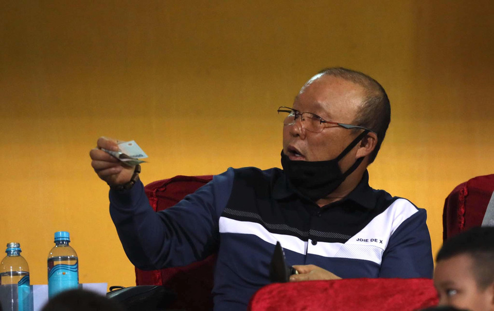 Có mặt trên khán đài sân vận động Hàng Đẫy để dự khán trận đấu Viettel-Bình Dương tối 19/10, huấn luyện viên Park Hang-seo không ngần ngại rút ví, ủng hộ đồng bào miền Trung. (Ảnh: Giang Hiển/Vietnam+)