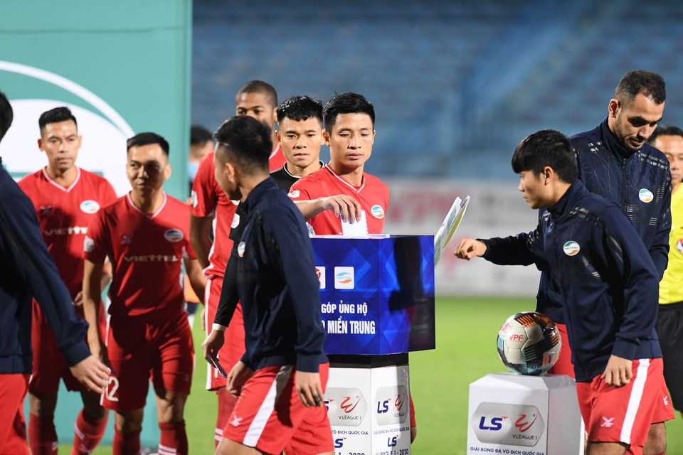 Phong trào quyên góp, ủng hộ này được Công ty cổ phần bóng đá chuyên nghiệp Việt Nam (VPF) phát động tại các trận đấu tại vòng 3 giai đoạn hai V-League và hạng Nhất Quốc gia 2020. (Ảnh: Giang Hiển/Vietnam+)