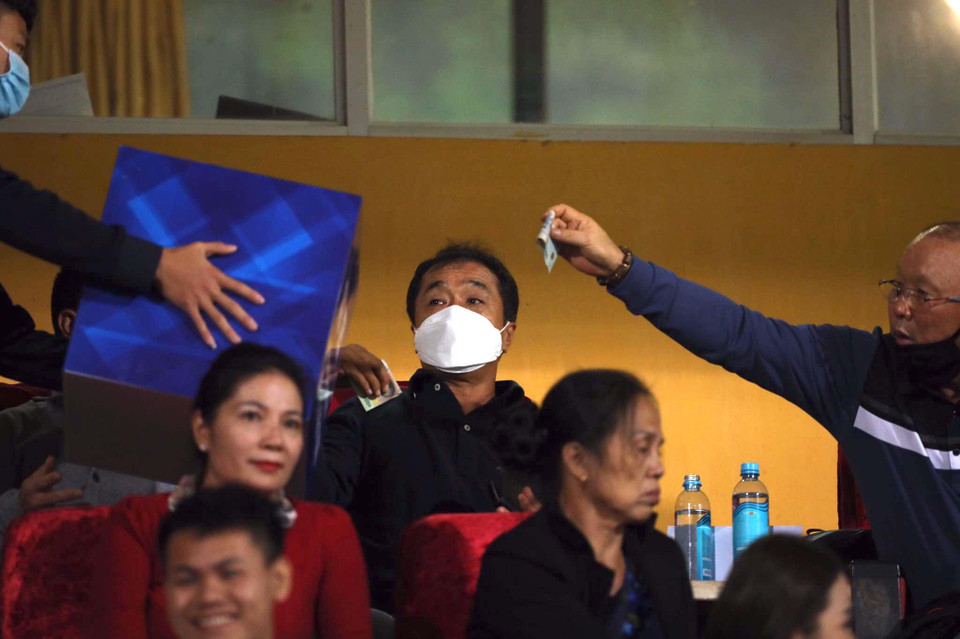 Trợ lý Lee Young Jin có mặt trên khán đài cũng ủng hộ, quyên góp cho đồng bào miền Trung. (Ảnh: Giang Hiển/Vietnam+)