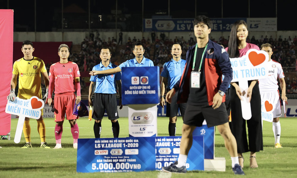 Trước trận đấu Sài Gòn FC với Câu lạc bộ Thành phố Hồ Chí Minh trên sân Thống Nhất tối 19/10, cầu thủ, ban huấn luyện, trọng tài... cũng tham gia phong trào quyên góp ủng hộ. 