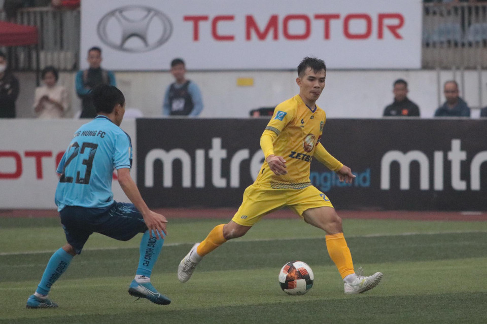 Trận chung kết Giải bóng đá 7 người toàn quốc 2020 (VPL-S2) giữa FC Song Hùng với Kardiachain Sài Gòn đã kết thúc chiều hôm qua (27/12), song sự hấp dẫn, sức lan tỏa của trận đấu này vẫn còn nóng và được nhiều người hâm mộ quan tâm. (Ảnh: CTV/Vietnam+)