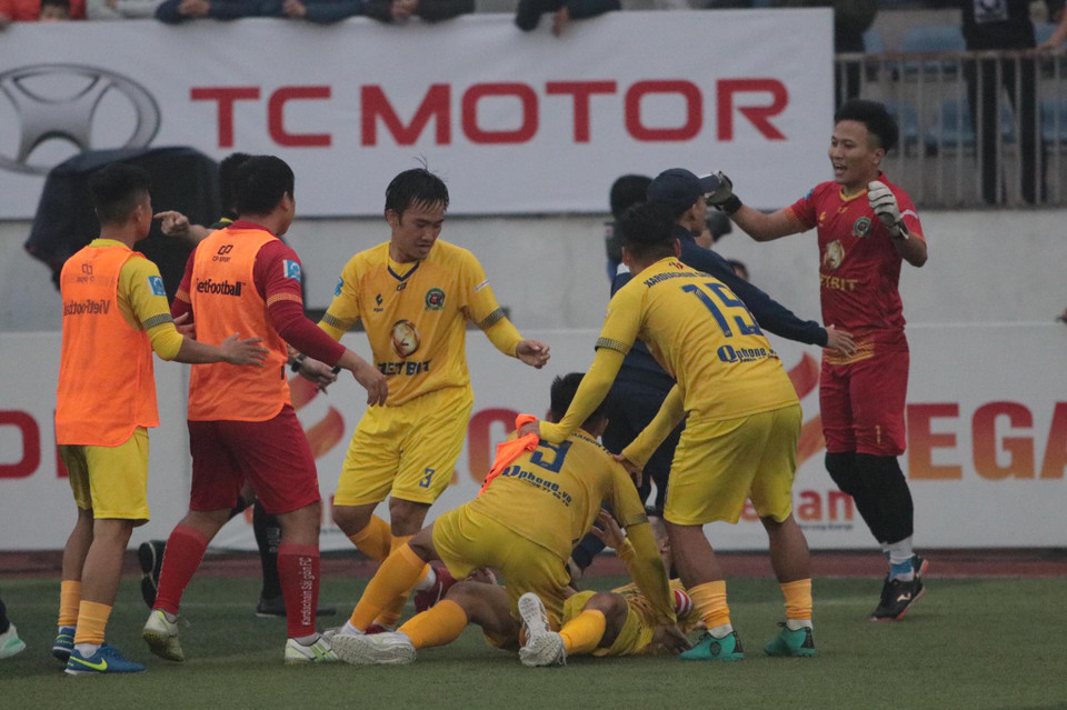 Nhưng Kardiachain Sài Gòn nhanh chóng ghi liên tiếp hai bàn sau đó để vươn lên dẫn trước 2-1. Thậm chí, đội bóng này còn được chơi hơn người ở nửa sau của hiệp phụ khi hậu vệ FC Song Hùng nhận thẻ vàng thứ hai và rời sân. (Ảnh: CTV/Vietnam+)