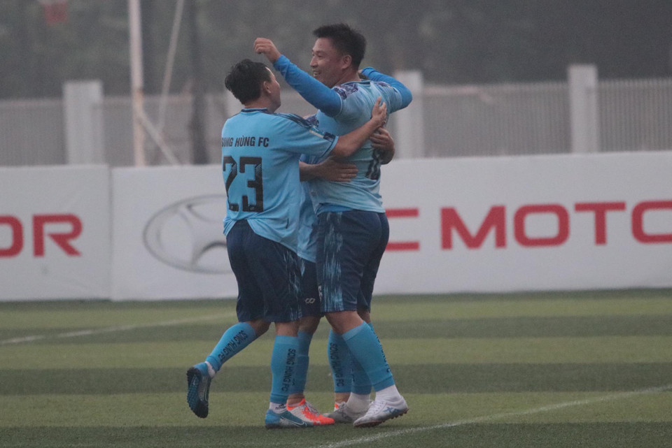 Tuy nhiên, phải tới hiệp phụ của trận chung kết, bàn thắng mới xuất hiện liên tục. FC Song Hùng mở tỷ số sau một tình huống cố định. (Ảnh: CTV/Vietnam+)